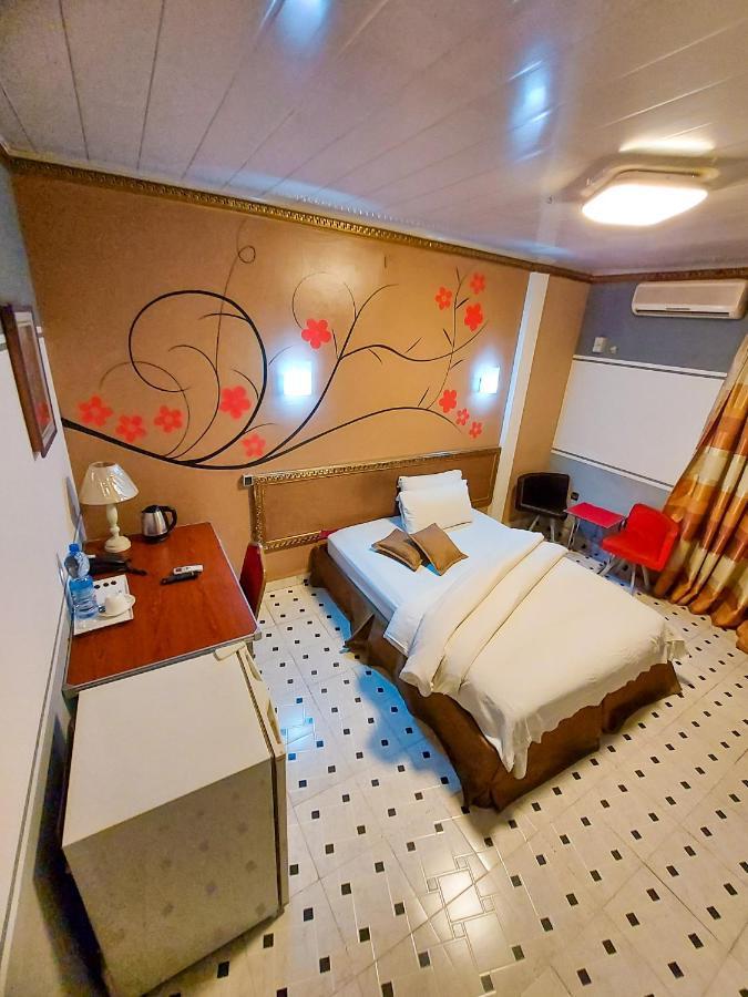 Hotel Relax Киншаса Экстерьер фото